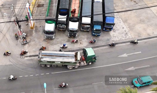 Chiếc xe tải chở vật liệu xây dựng chạy ngược chiều trên đường Tây Sơn (phường Quy Nhơn Nam, Gia Lai). Ảnh: Hoài Phương
