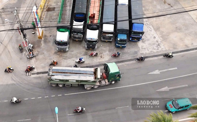 The truck carrying construction materials was traveling in the wrong direction on Tay Son Street (Quy Nhon Nam Ward, Gia Lai). Photo: Hoai Phuong