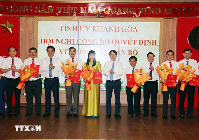 Thuong truc Tinh uy Khanh Hoa trao quyet dinh va chuc mung cac nhan su duoc chi dinh nhan nhiem vu moi. Anh: TTXVN