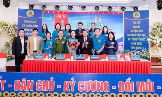 Đại diện lãnh đạo tặng hoa chúc mừng Ban chấp hành Công đoàn xã Nghĩa Đàn khoá I, nhiệm kỳ 2025-2030. Ảnh: Công đoàn Nghệ An