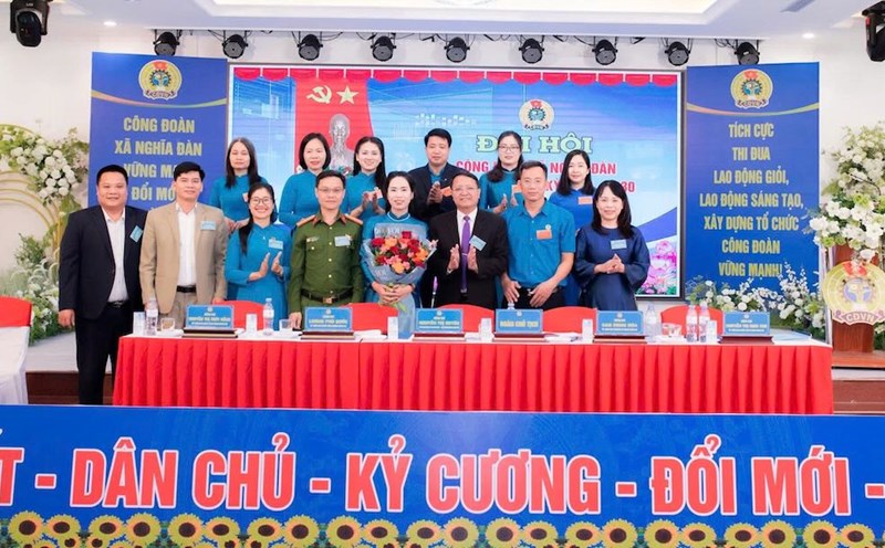 The representative of the leaders presented flowers to congratulate the Executive Committee of the Nghia Dan Commune Trade Union, term I, 2025-2030. Photo: Nghe An Trade Union