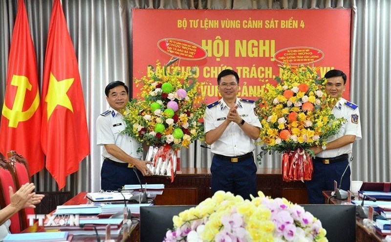 Major General Le Dinh Cuong - Commander of the Vietnam Coast Guard, congratulated Major General Tran Van Luong and Colonel Dao Ba Viet. Photo: VNA