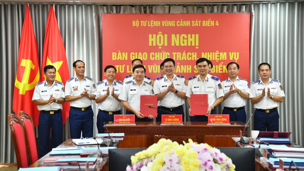 Hoi nghi da nghe dai dien Bo Tu lenh Vung Canh sat bien 4 trinh bay bao cao, thong qua bien ban ban giao va cac y kien phat bieu. Anh: Duc Thai
