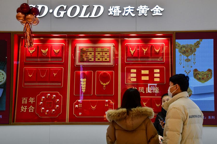 Chinese people buy gold amid rising gold prices. Photo: Xinhua