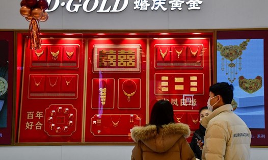 Người dân Trung Quốc mua vàng giữa lúc giá vàng tăng. Ảnh: Xinhua