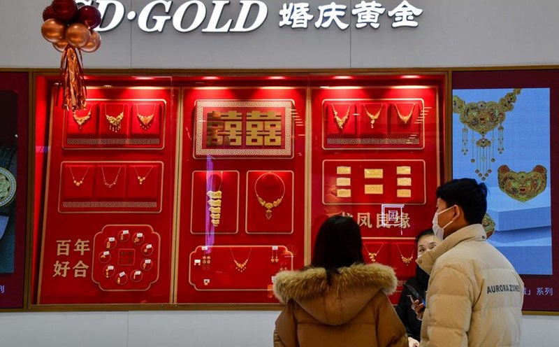 Chinese people buy gold amid rising gold prices. Photo: Xinhua