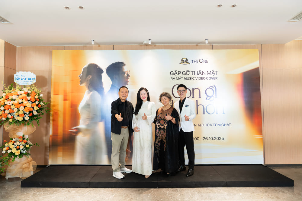 People's Artist Thanh Hoa came to congratulate singer Trieu Hong Ngoc and Tran Tuan Hoa on the release of the cover MV "Con gi dep hon" in Hanoi. Photo: Character provided