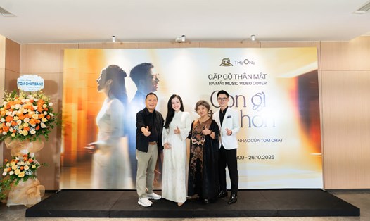 NSND Thanh Hoa đến chúc mừng ca sĩ Triệu Hồng Ngọc và Trần Tuấn Hòa ra mắt MV cover “Còn gì đẹp hơn” tại Hà Nội. Ảnh: Nhân vật cung cấp