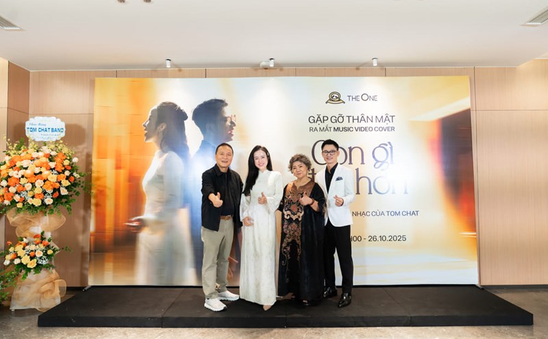 People's Artist Thanh Hoa came to congratulate singer Trieu Hong Ngoc and Tran Tuan Hoa on the release of the cover MV "Con gi dep hon" in Hanoi. Photo: Character provided