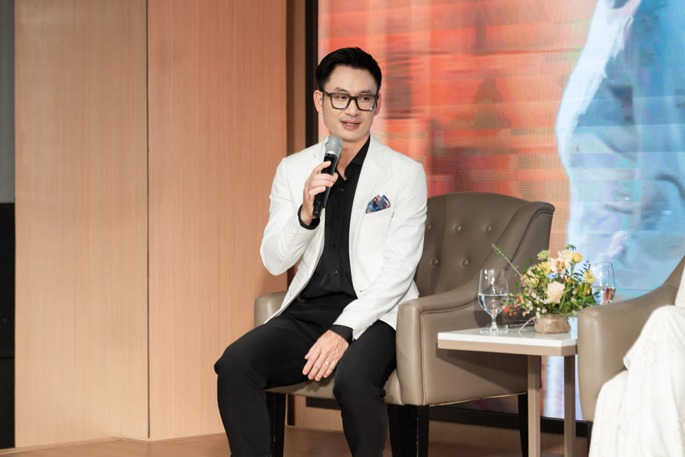 Khi hat “Con gi dep hon”, co nhung doan toi phai dung lai vi xuc dong. Hy vong khi nghe lai bai hat nay, moi nguoi, dac biet la the he tre se cam nhan duoc tinh yeu que huong theo cach that tu nhien. Khong can nhung dieu lon lao, biet on moi dieu nho be chung ta dang co trong hoa binh , thi do da la tinh yeu dat nuoc roi. Am nhac co suc lan toa rat manh, va toi mong “Con gi dep hon” se la mot trong nhung cai om that chat tu qua khu gui den hien tai, de du o dau, nguoi Viet van thay tu hao va am long khi nhac den hai tu “Viet Nam” – Tran Tuan Hoa chia se.