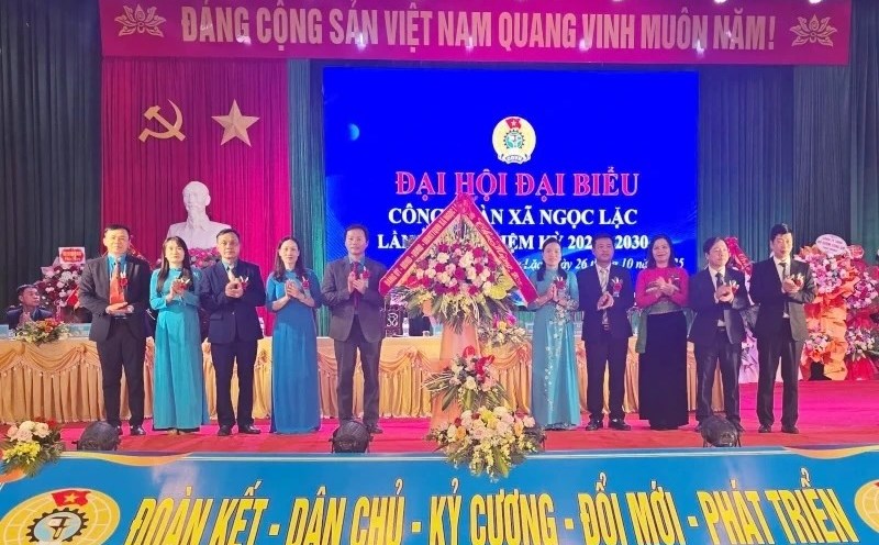 Leaders of Ngoc Lac commune presented flowers to congratulate the Commune Trade Union Congress. Photo: T. Hue