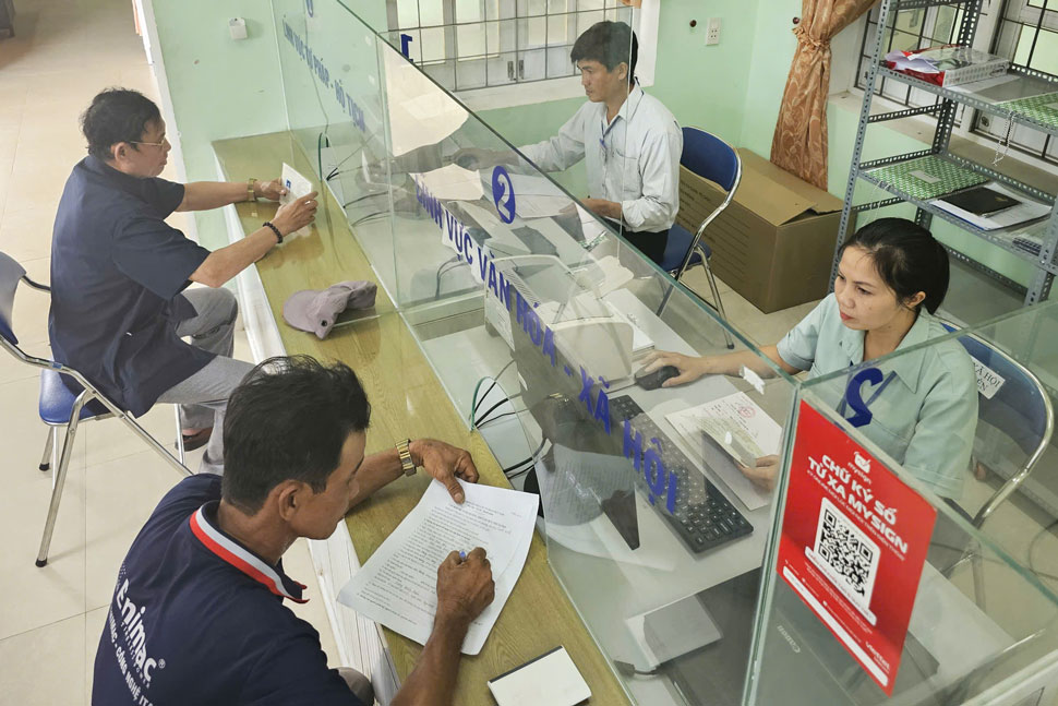Cadres and civil servants of Canh Vinh commune (Gia Lai) handle administrative procedures for people. Photo: Phan Hieu