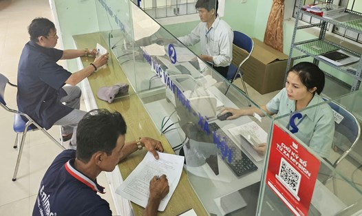 Cán bộ, công chức xã Canh Vinh (Gia Lai) giải quyết thủ tục hành chính cho người dân. Ảnh: Phan Hiếu