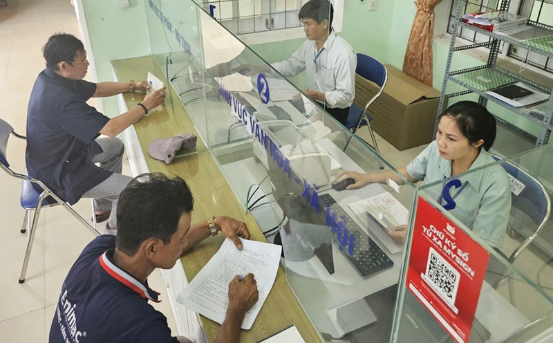 Cadres and civil servants of Canh Vinh commune (Gia Lai) handle administrative procedures for people. Photo: Phan Hieu
