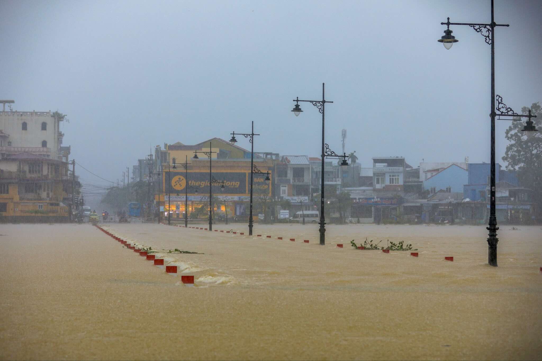 Students in Hue City will have a day off from school on October 27 to ensure safety due to heavy rain. Photo: Nguyen Phong.