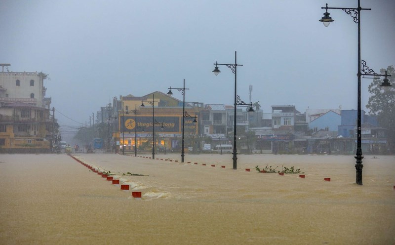 Students in Hue City will have a day off from school on October 27 to ensure safety due to heavy rain. Photo: Nguyen Phong.