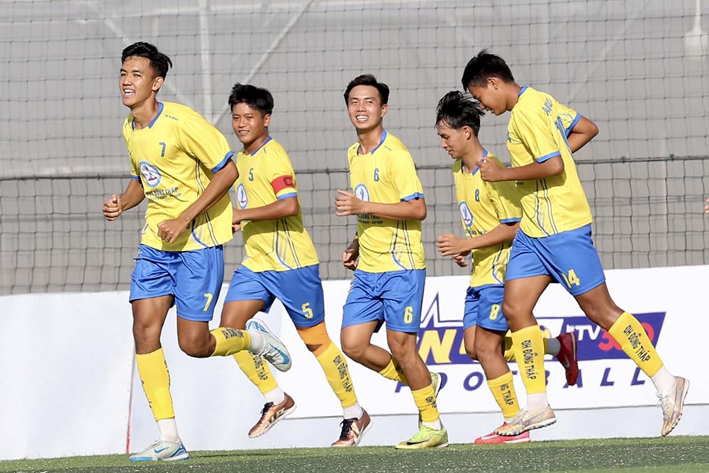 Truong Dai hoc Dong Thap som vuon len dan truoc 2-0. Anh: Kha Hoa