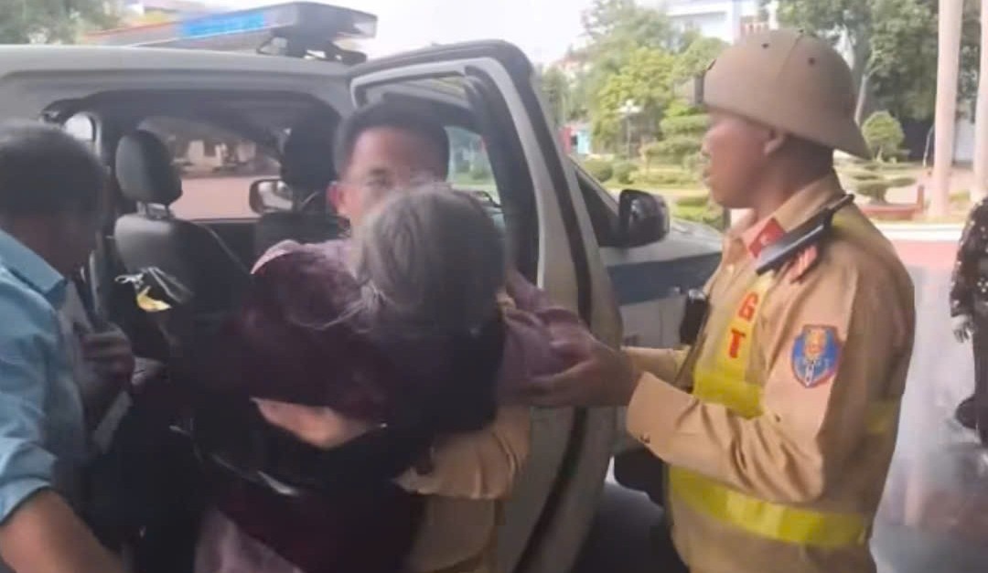 할머니는 해군 의학 병원(하이퐁)에서 제때 지원을 받아 탑승했습니다. 클립에서 캡처한 사진: 교통 경찰국