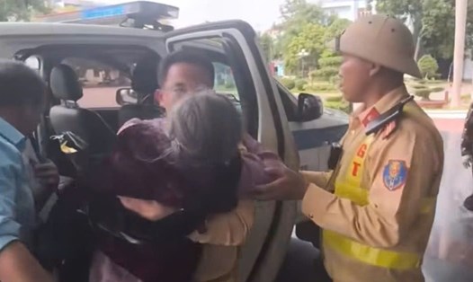 Cụ bà được hỗ trợ đưa đi cấp cứu kịp thời tại Viện Y học Hải quân (Hải Phòng). Ảnh cắt từ clip: Cục Cảnh sát Giao thông