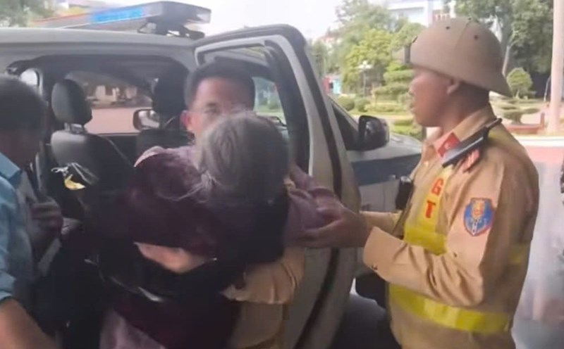The old woman was sent to the Navy Medical Center (Hai Phong) to live in time. Photo: clip: Traffic Police Department