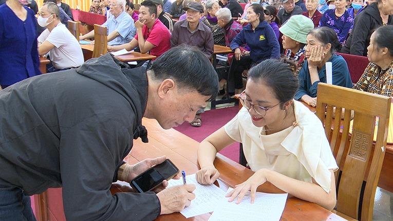 Hoi dong boi thuong, ho tro va tai dinh cu thuc hien du an duong noi duong Nguyen Luong Bang voi duong Tran Nhan Tong gui Thong bao Thu hoi dat toi cac ho gia dinh. Ảnh: Cong TTDT phuong Phu Lien