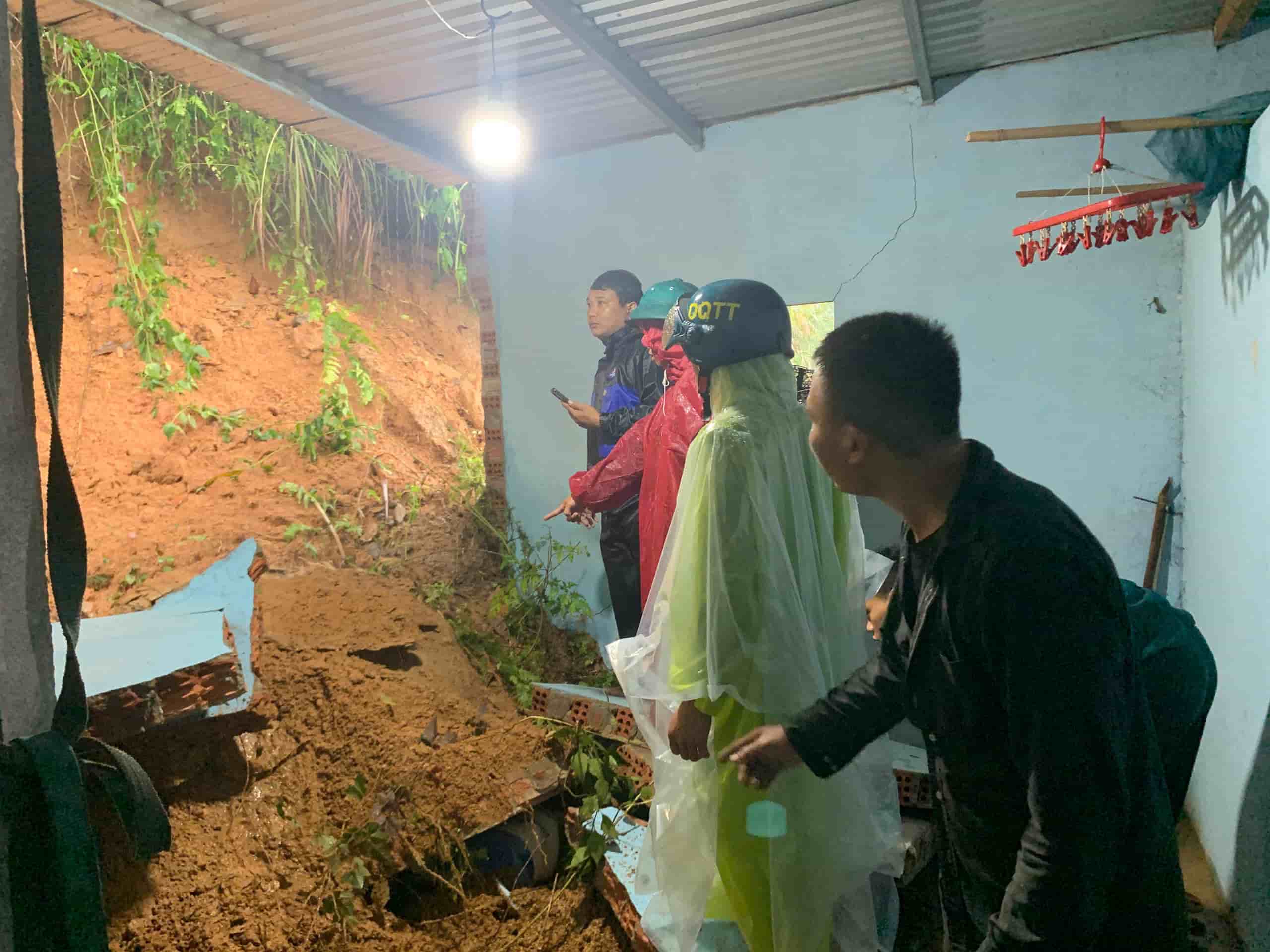 Sat lo dat tai xa Tra Doc khien toan bo phan phong ngu cua gia dinh anh Ho Van Long bi sap. Anh: Mai Vy