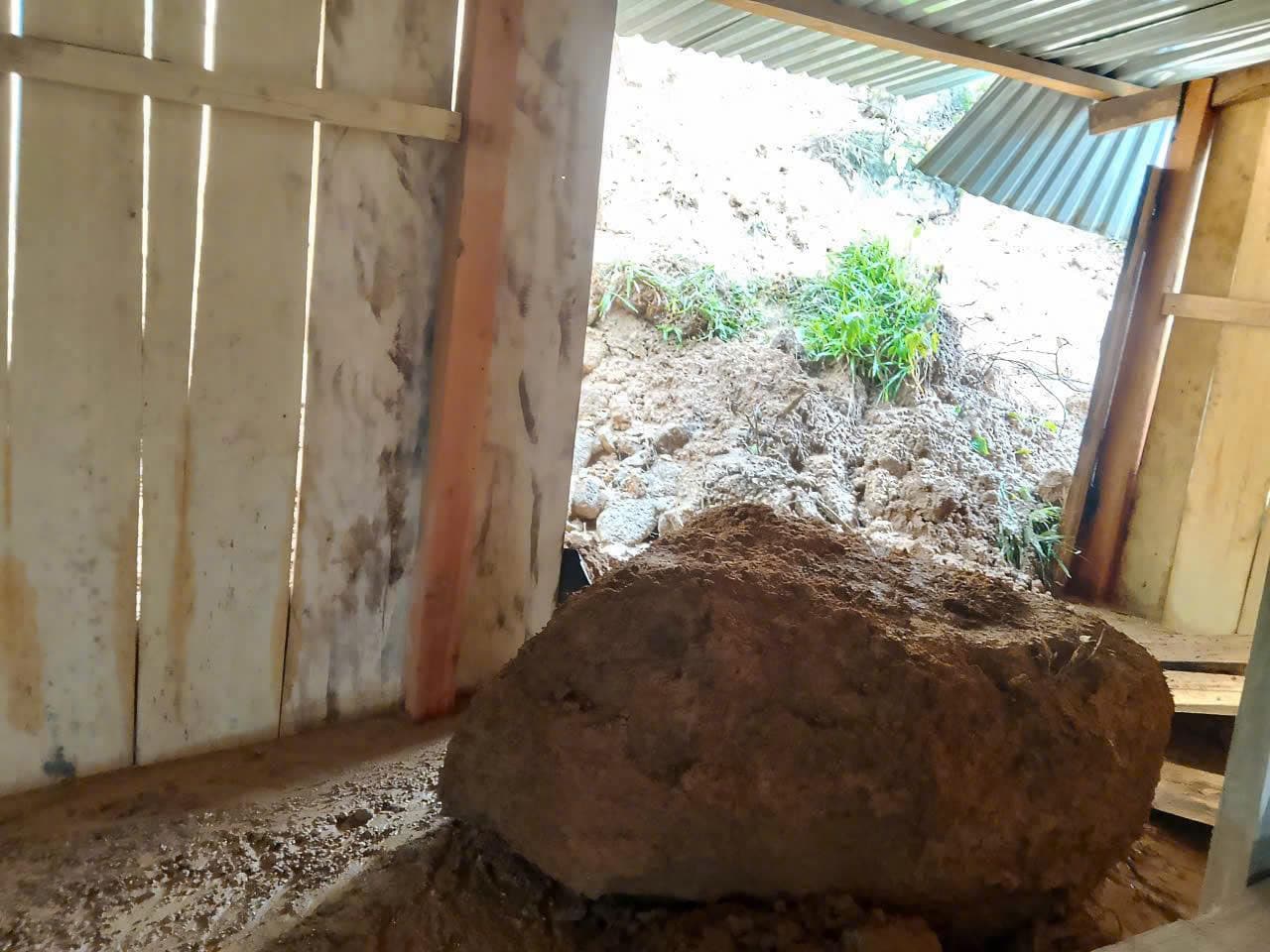 ダナンのナムチャミでは、豪雨の中、数トンの重さの岩が民家に真っ直ぐ転がり込んだ。写真: マイ・ヴィ