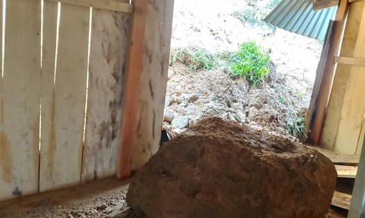 Tảng đá nặng hàng tấn lăn thẳng vào nhà dân giữa mưa lớn ở Nam Trà My, Đà Nẵng. Ảnh: Mai Vy