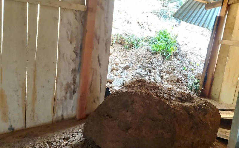 A rock weighing several tons rolled straight into a house in the heavy rain in Nam Tra My, Da Nang. Photo: Mai Vy