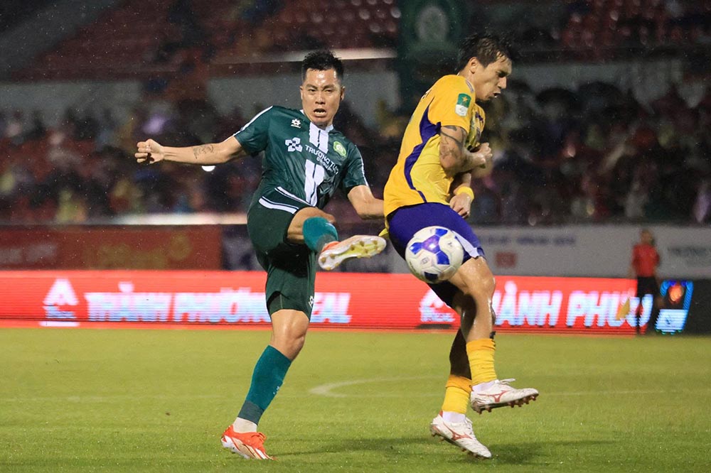 Truong Tuoi Dong Nai (녹색 셔츠)는 홈 경기장에서 Bac Ninh과 0-0으로 비겼습니다. 사진: Binh Le