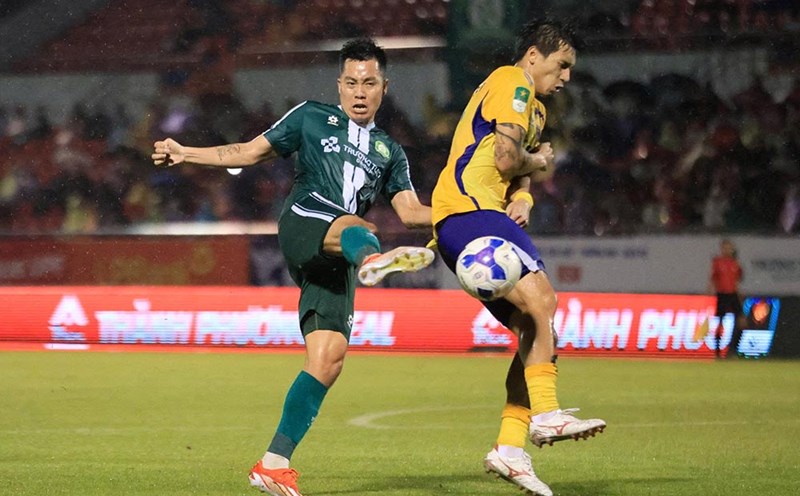 Truong Tuoi Dong Nai (blue shirt) drew 0-0 with Bac Ninh at home. Photo: Binh Le