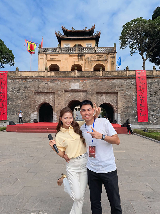 MC Mu Tat ben ban trai - cau thu Duc Huy. Anh: Nghe si cung cap