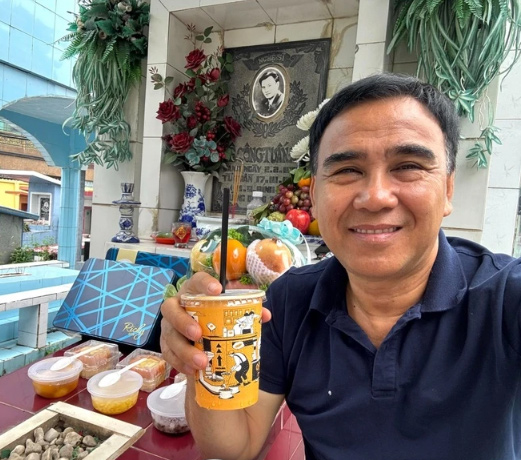 Quyen Linh dang anh ben mo cua Le Cong Tuan Anh. Anh: Nghe si cung cap