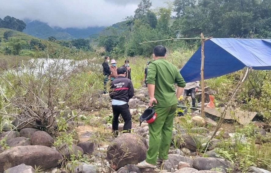 クアンガイ当局はリエン川でソン氏の遺体を発見した。写真: バ・トゥ・コミューン人民委員会