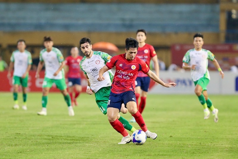 Hanoi Police and Ho Chi Minh City Police create an attractive match in round 8 of V.League. Photo: Hanoi Police