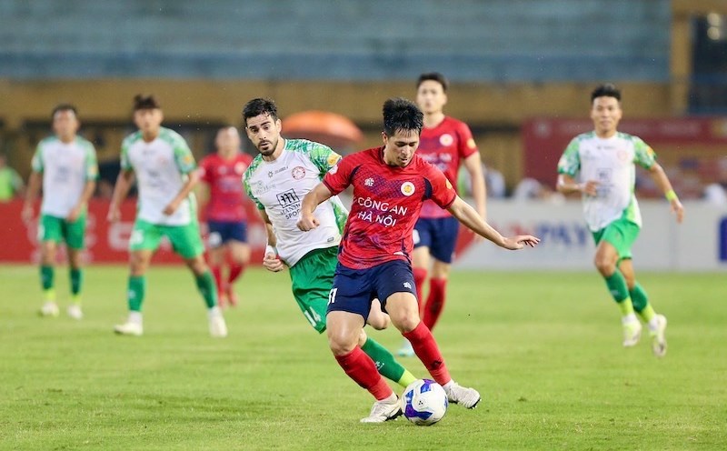 Hanoi Police and Ho Chi Minh City Police create an attractive match in round 8 of V.League. Photo: Hanoi Police