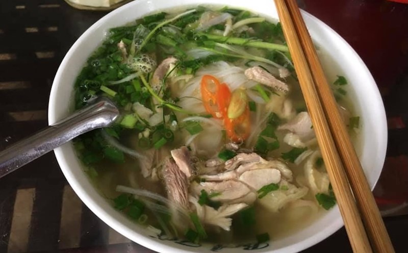 For breakfast in cold weather, you can eat a bowl of chicken pho to provide enough energy for the body. Photo: Kieu Vu
