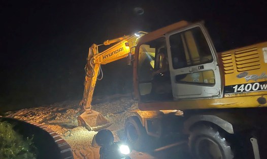 Lực lượng chức năng ở Quảng Ngãi xuyên đêm khắc phục sạt lở trên Quốc lộ 24C. Ảnh: Trọng Quốc