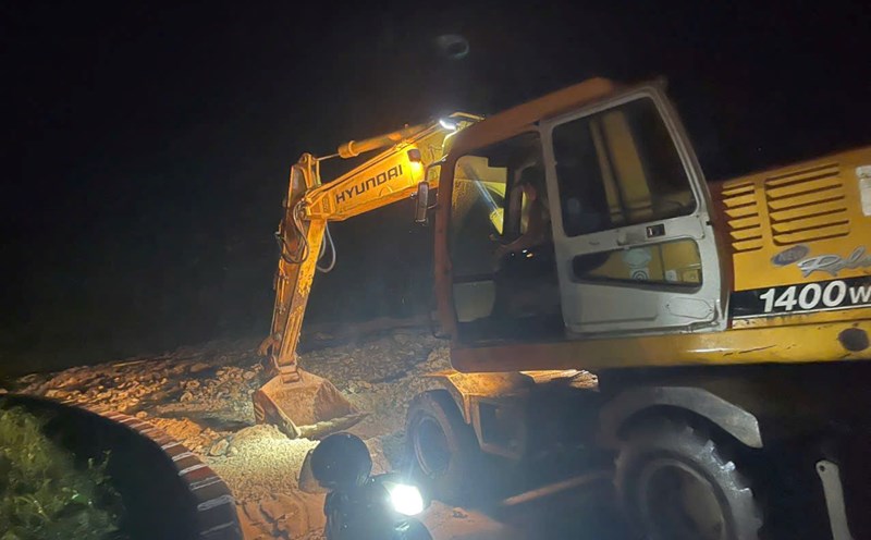 Functional forces in Quang Ngai worked all night to fix the landslide on National Highway 24C. Photo: Trong Quoc