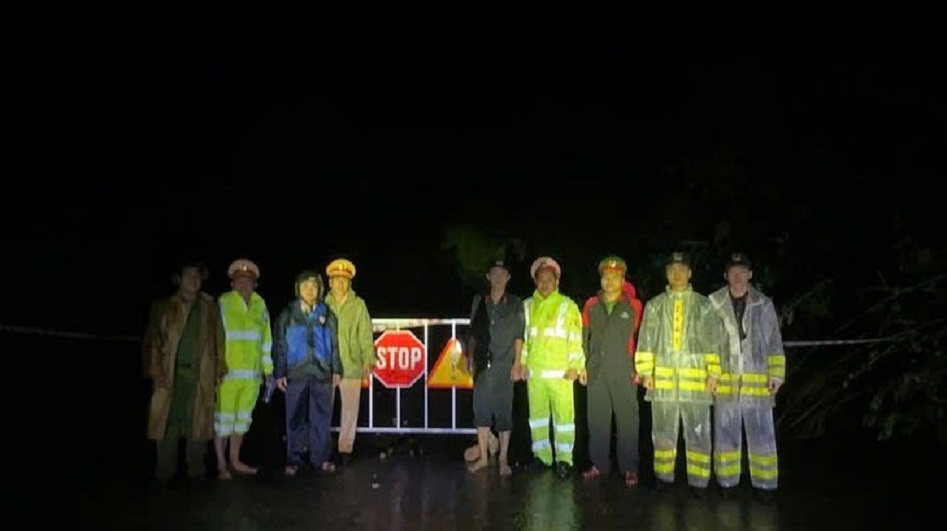 Luc luong chuc nang cung lap chot tren Quoc lo 24C, nham dam bao an toan cho cac phuong tien tham gia giao thong. Anh: Trong Quoc