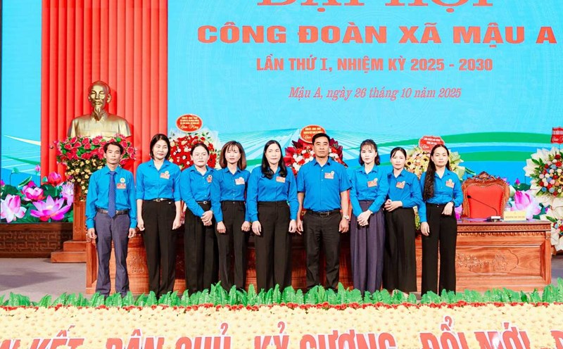 The Executive Committee of the Mau A Commune Trade Union, term I, 2025 - 2030, launched the congress. Photo: Van Duc