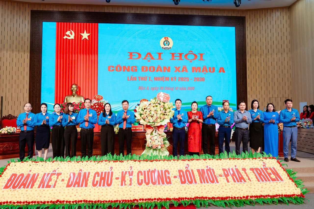 Lanh dao Lien doan Lao dong tinh Lao Cai tang hoa chuc mung Dai hoi. Anh: Van Duc