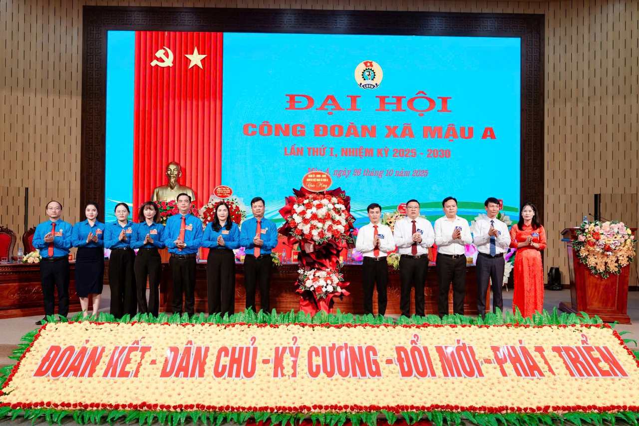 Lanh dao xa Mau A tang hoa chuc mung thanh cong Dai hoi. Anh: Van Duc