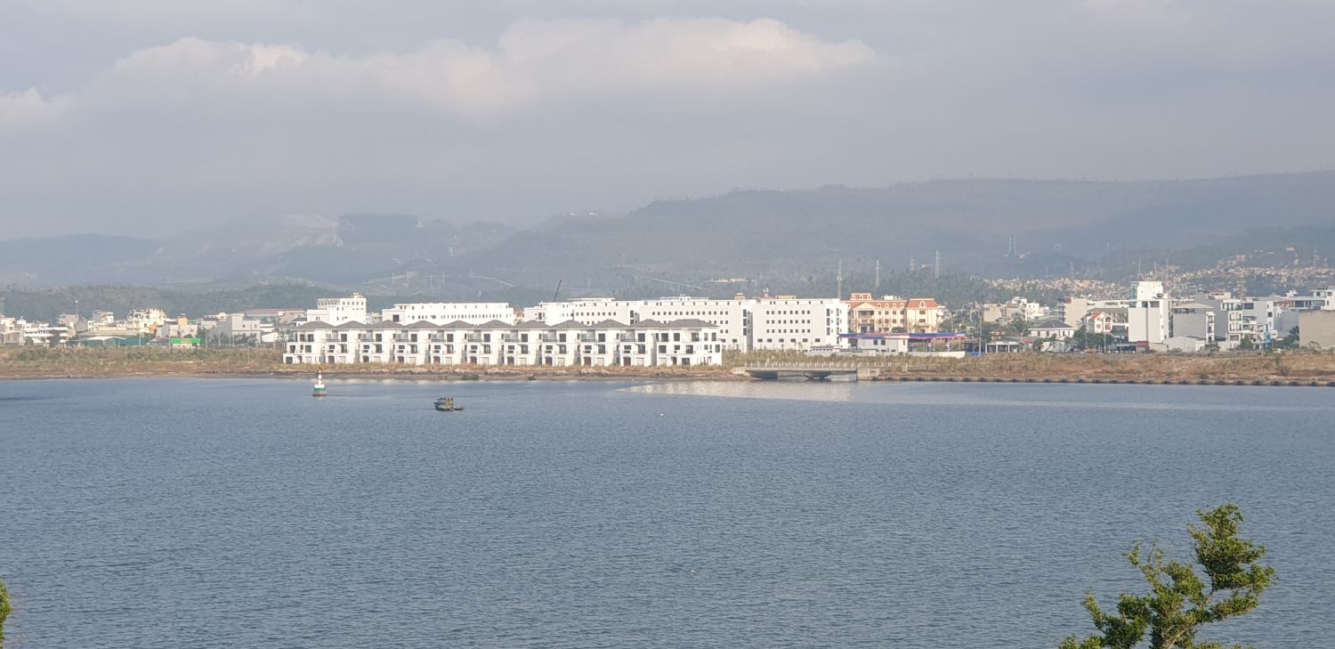 Viec dau tu cac tuyen duong ven bien nham tao su dong nhat va dong bo cho viec hinh thanh cac khu do thi, mo rong khong gian phat trien vinh Cua Luc. Anh: Nguyen Hung