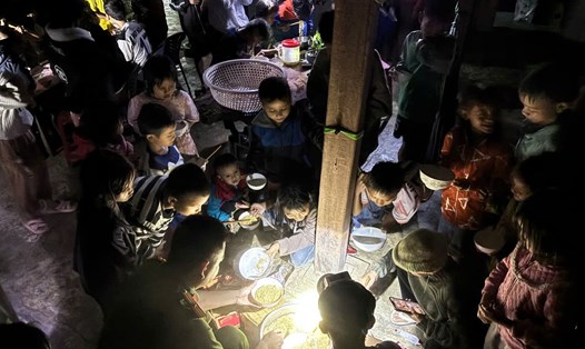 Công an xã Trà Leng nấu mì tôm giữa đêm lũ, sưởi ấm gần 200 người dân sơ tán. Ảnh: Đà Nẵng