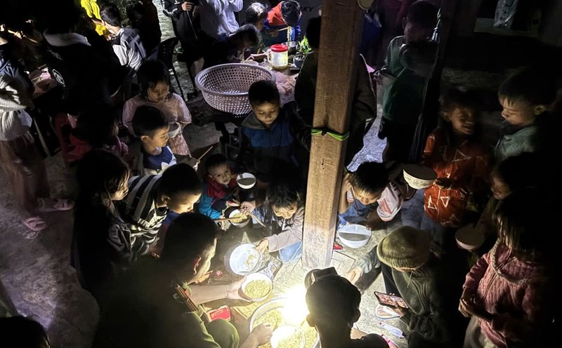 Tra Leng commune police cooked instant noodles in the middle of the flood night, warming nearly 200 people to evacuate. Photo: Da Nang