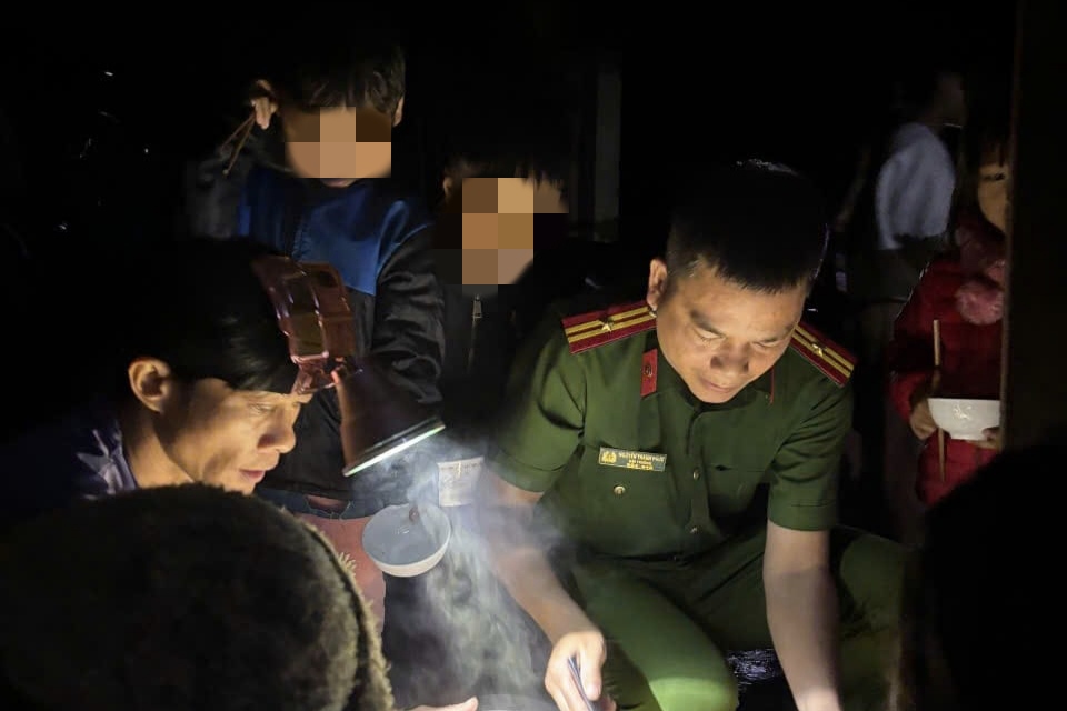 Cong an xa Tra Leng dua gan 200 nguoi gia, phu nu va tre em nho vao tru so Cong an xa de tranh tru an toan. Anh: Da Nang