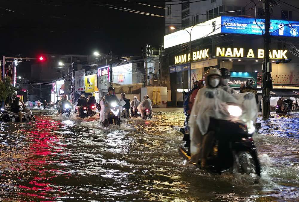 Nguoi dan TP Hue di chuyen kho khan qua cac tuyen duong ngap sau trong noi do.