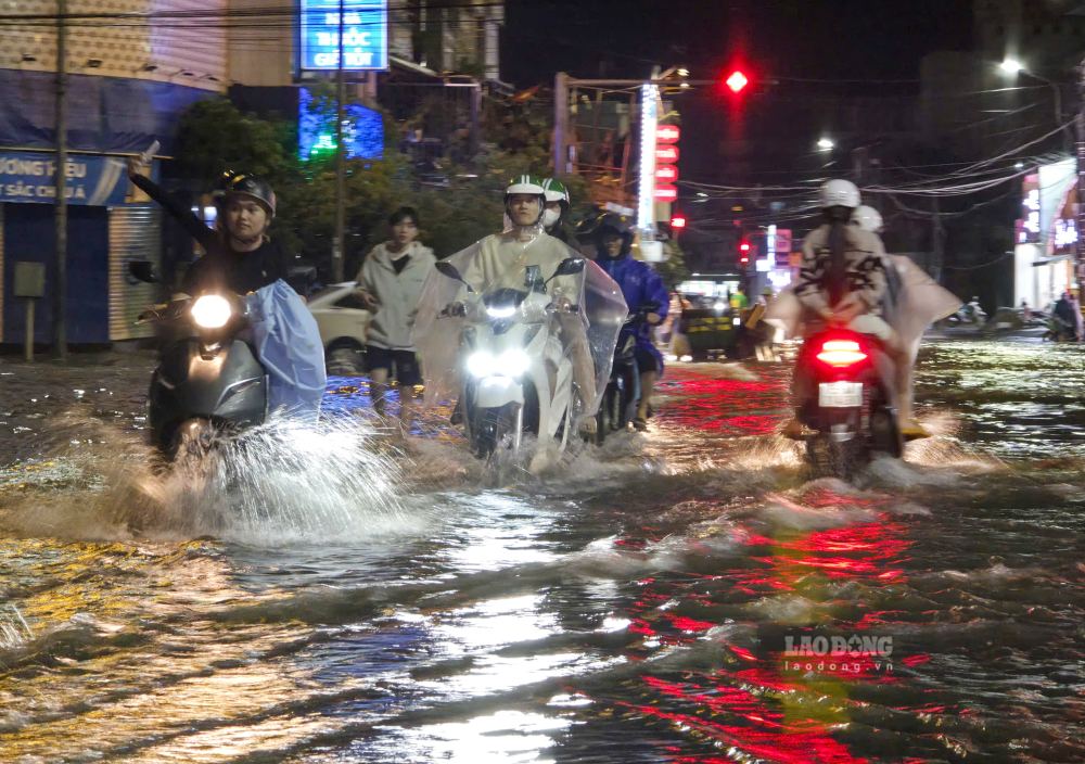 Chieu toi 26.10, mua lon dien rong keo dai khien nhieu tuyen duong vung thap trung tai TP Hue bi ngap, giao thong di lai kho khan.