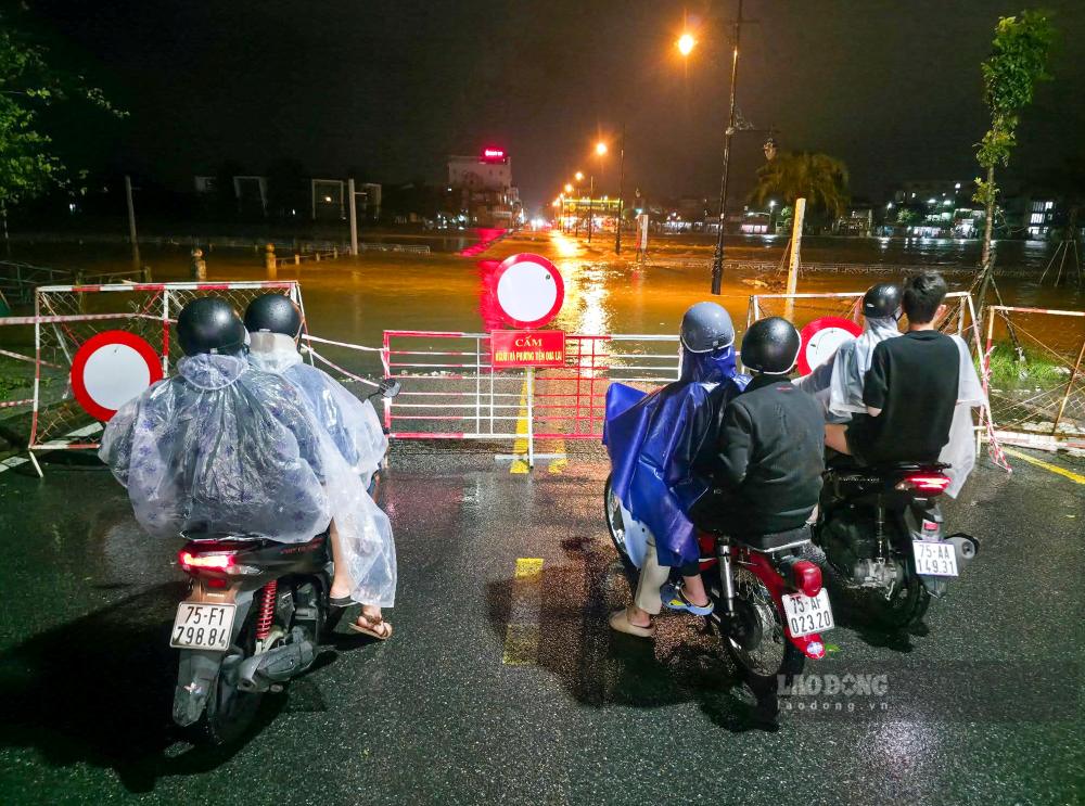Luc luong chuc nang tuc truc, phong toa khu vuc cau Dap Da de dam bao an toan.